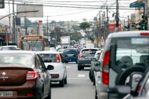 Comércio - imagens de consumidores e vendedores em lojas no comércio varejista na região do Sítio Cercado em Curitiba. - lojas de roupas - utensílios domésticos - celulares - viaturas da polícia militar nas ruas - trânsito movimentado na rua Izak
